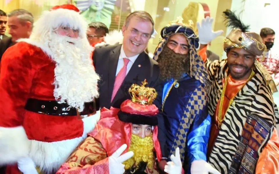 Ebrard enciende árbol de navidad de la cancillería