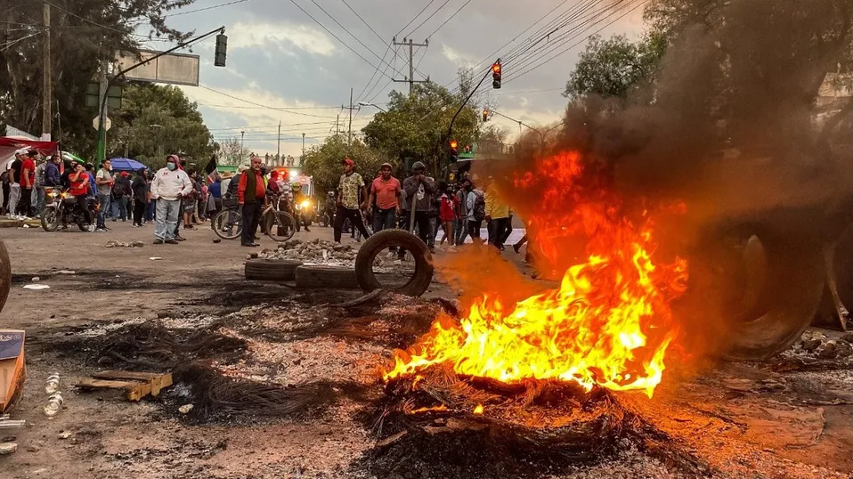 Manifestantes realizan bloqueo en Xochimilco; policías de CdMx los repliegan