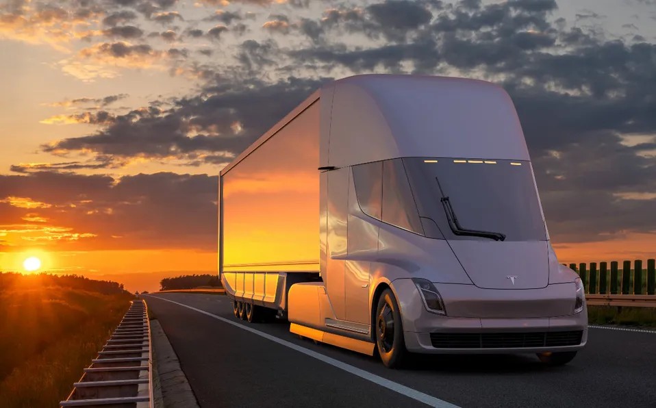 Musk entrega primeros camiones eléctricos Tesla Semi a fábrica de Pepsi en EU