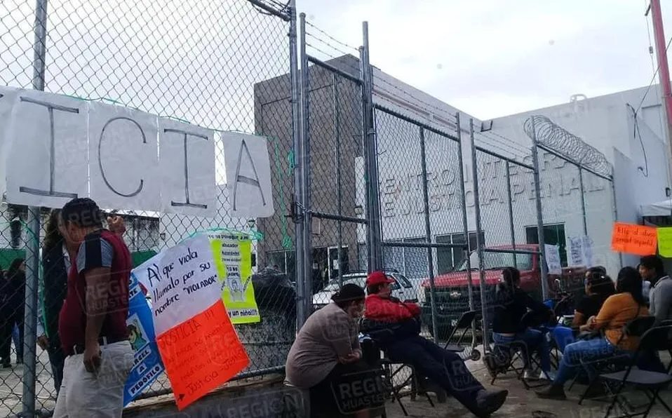 Padres de familia retinen a varios jueces en Tamazunchale, SLP
