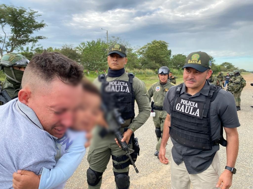 Tras el rescate, el bebé fue trasladado en un helicóptero y entregado a sus padres.