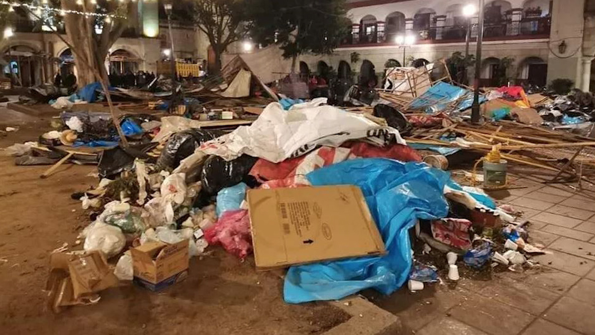 Desalojan a indígenas triquis del Palacio de Gobierno de Oaxaca