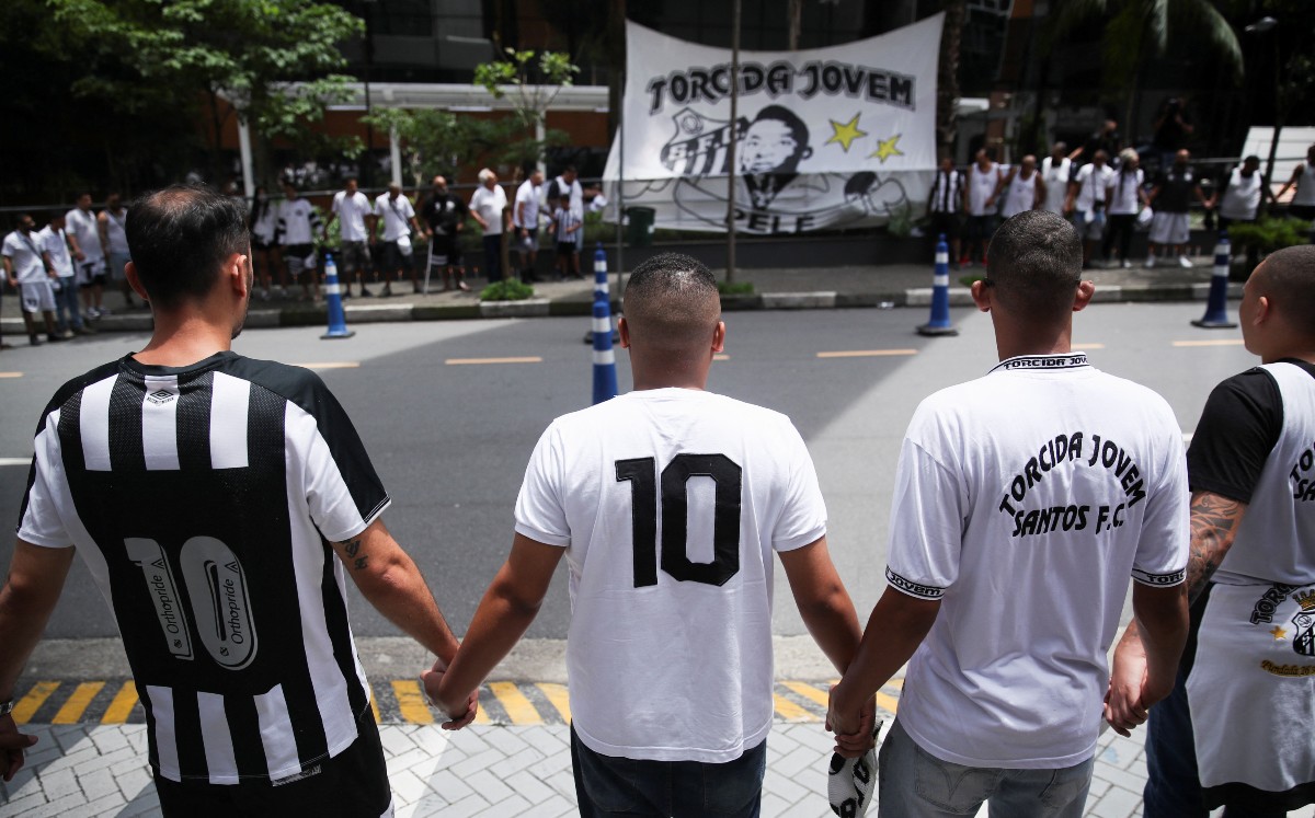 Aficionados se unen para rezar por Pelé fuera de la clínica donde se encuentra hospitalizado (Reuters)