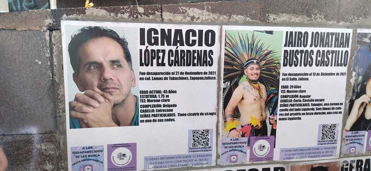 Familias pegaron fichas en la Glorieta de los y las Desaparecidas. (Diana Barajas)