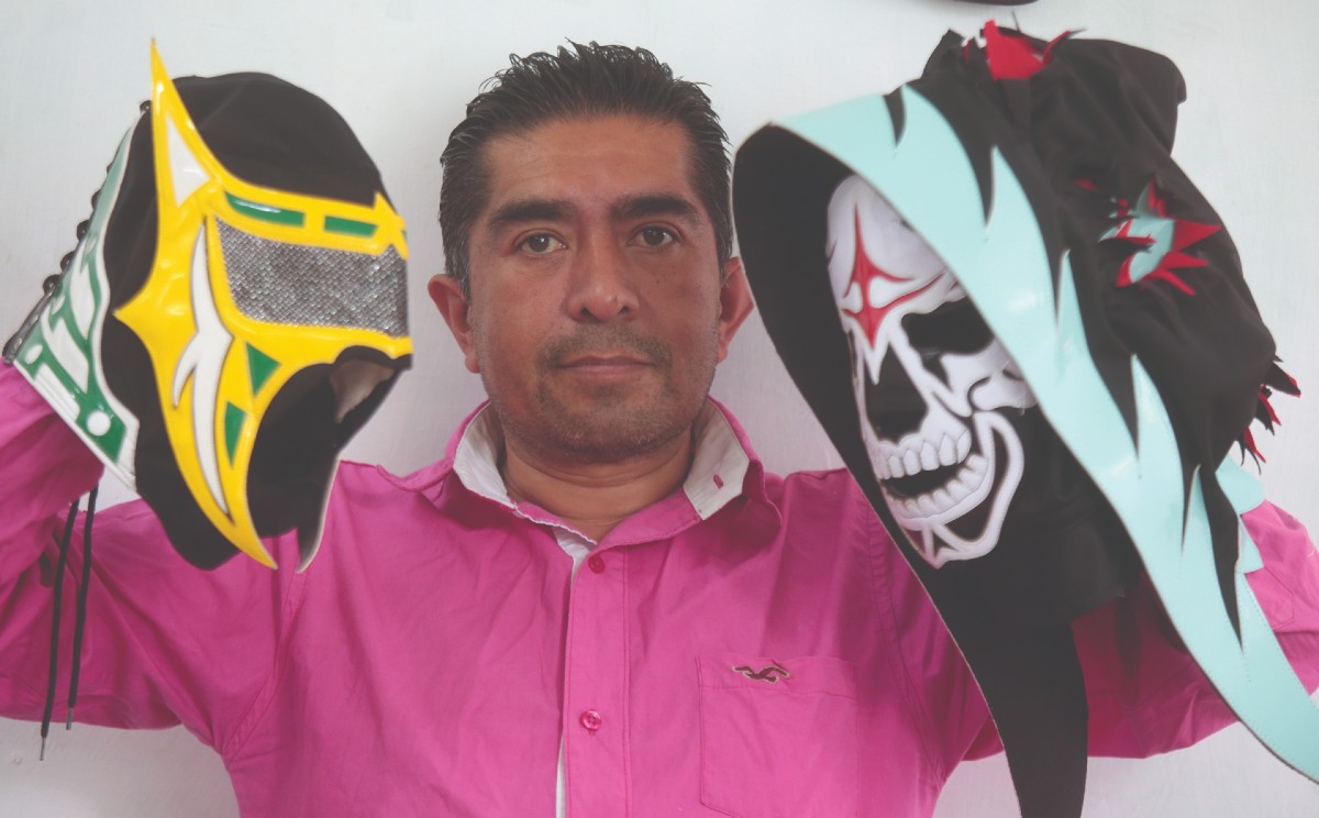 Por su trabajo ha llegado a elaborar piezas de figuras de la lucha libre. (Sergio Sánchez-Hidalgo)