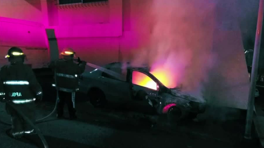 Vehículo se incendia en vialidad de Acapulco