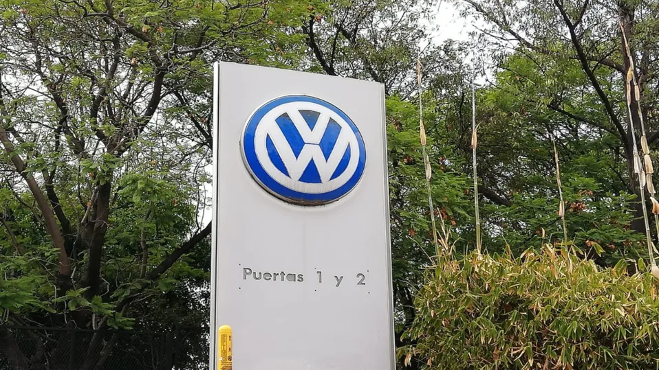 Volkswagen de México anuncia paros en líneas de producción de Jetta y Taos