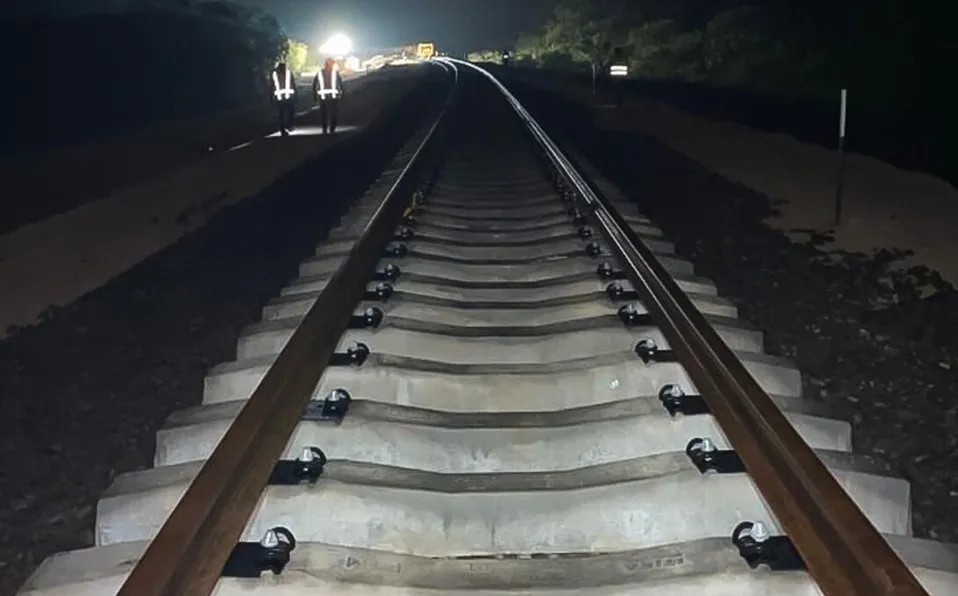 AMLO destaca instalación de rieles para el Tren Maya "hasta en la noche"