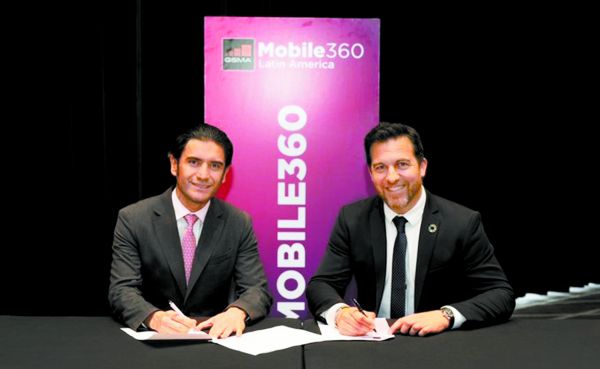 Lucas Gallitto con Francisco Rangel, subprocurador de Telecomunicaciones de Profeco. Especial