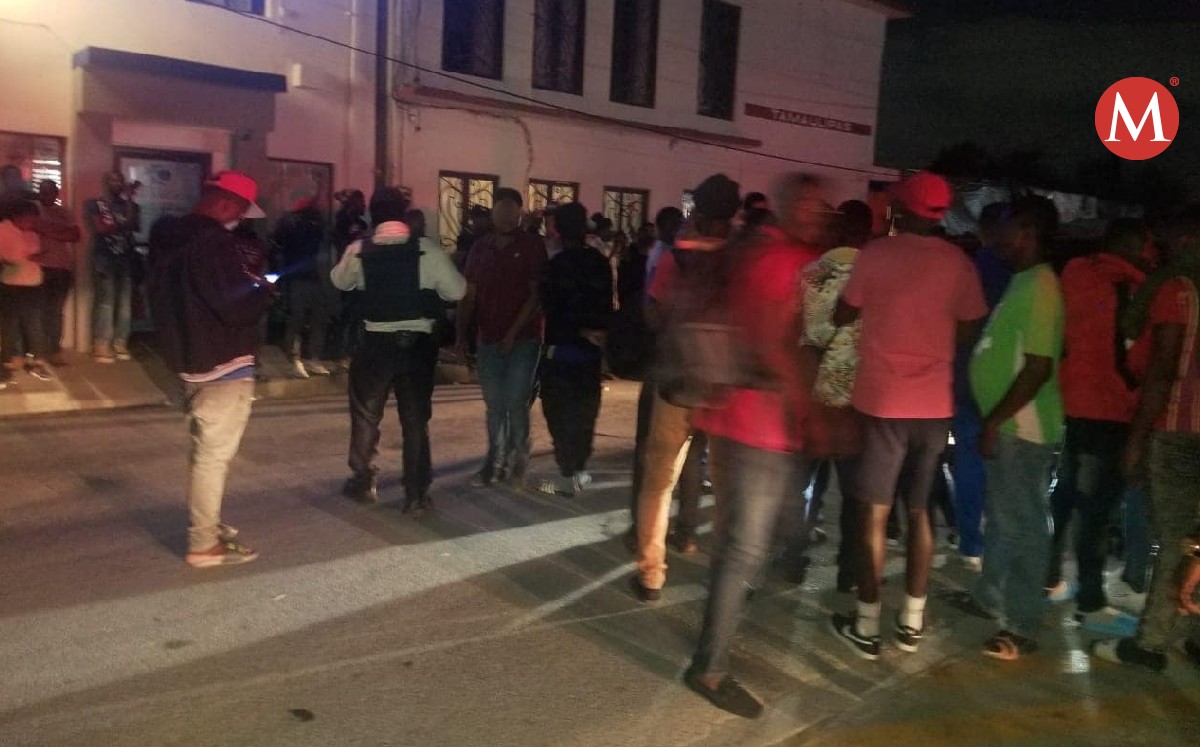Retiran a migrantes de estacionamiento en Matamoros. (Cortesía)