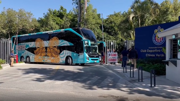 Salida de Chivas al aeropuerto de Guadalajara para ir a España. (Especial)