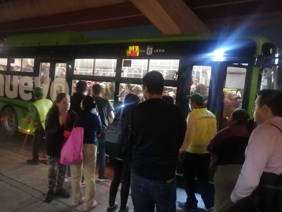 Usuarios en espera del transporte. Foto: Deenitza Almanza