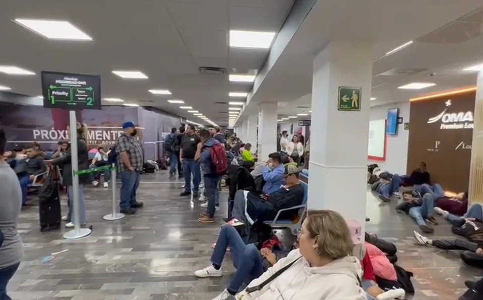 Usuarios varados en el Aeropuerto Internacional de Monterrey. Foto: Especial