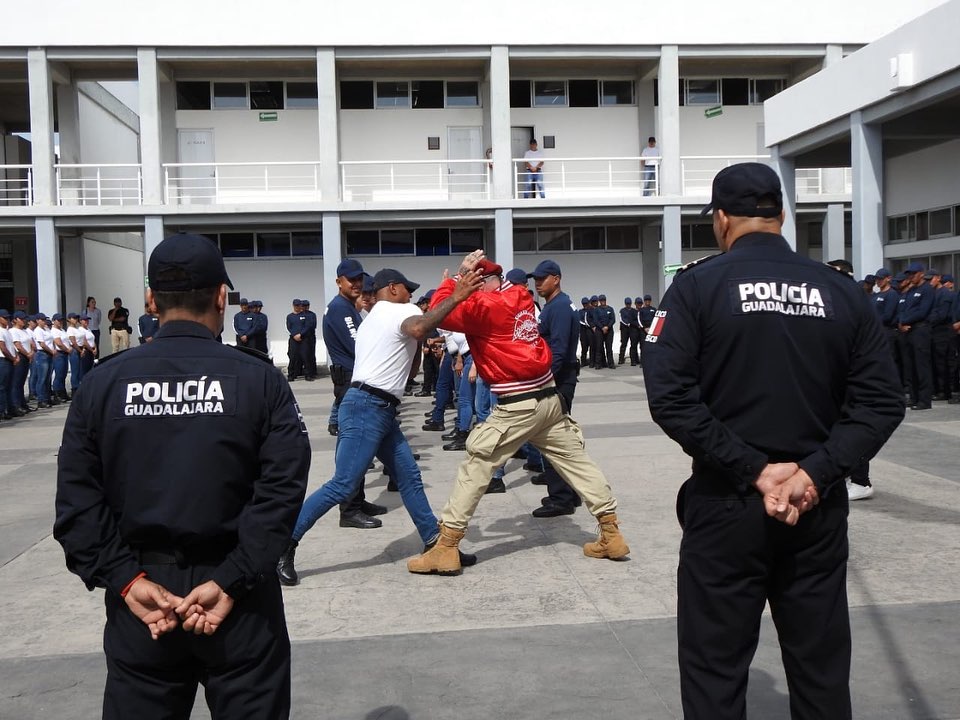 El ex luchador Vampiro Canadiense trabaja en conjunto con la Policía de Guadalajara en materia de capacitación. (Especial)
