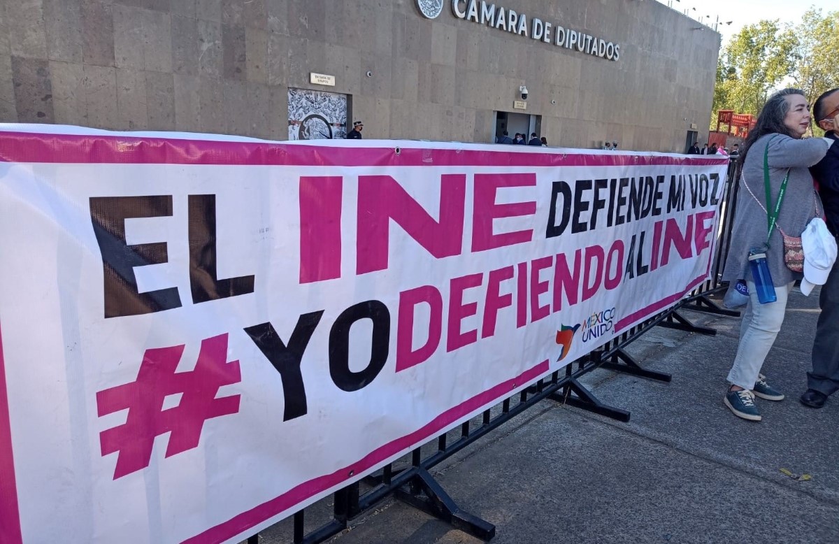 Los manifestantes están reunidos afuera de la Cámara de Diputados. | César Velázquez