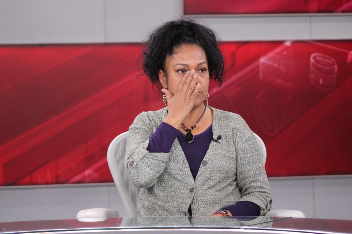 Mary Sainz, esposa de Israel Vallarta, llorando en entrevista con MILENIO. (Gibrany Jazzmeleth)