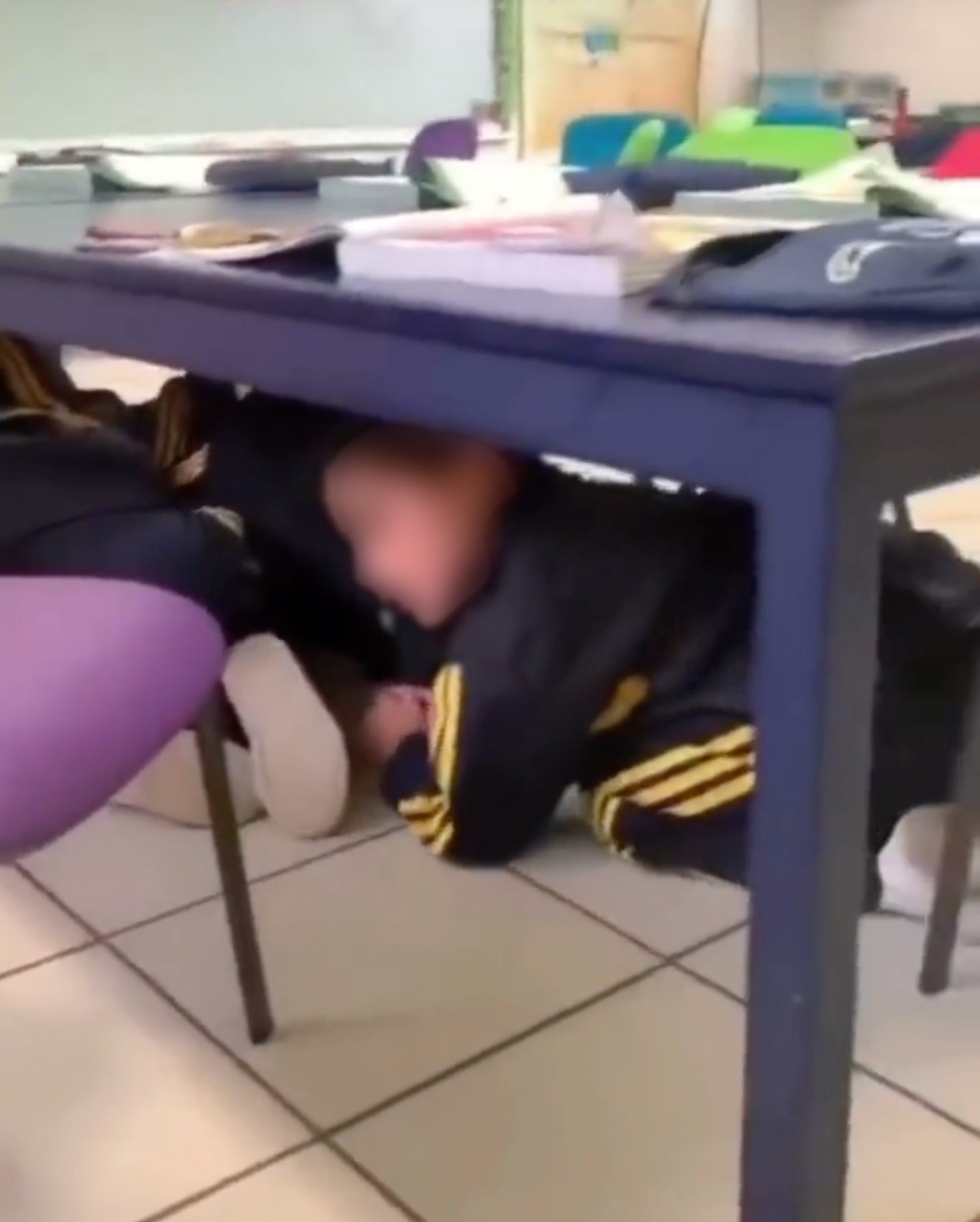 Niños bajo las mesas del kínder. (Especial)