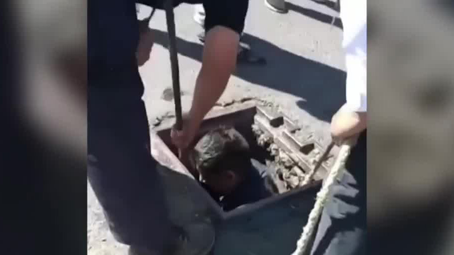 Policía rescata a perrito que cayó en una coladera en Edomex