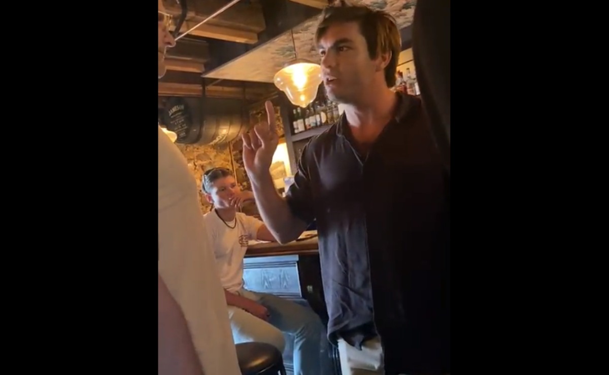 El registro muestra a Christopher Logan enfrentando a un guardia que habría realizado racismo. | Captura video @Natenoged