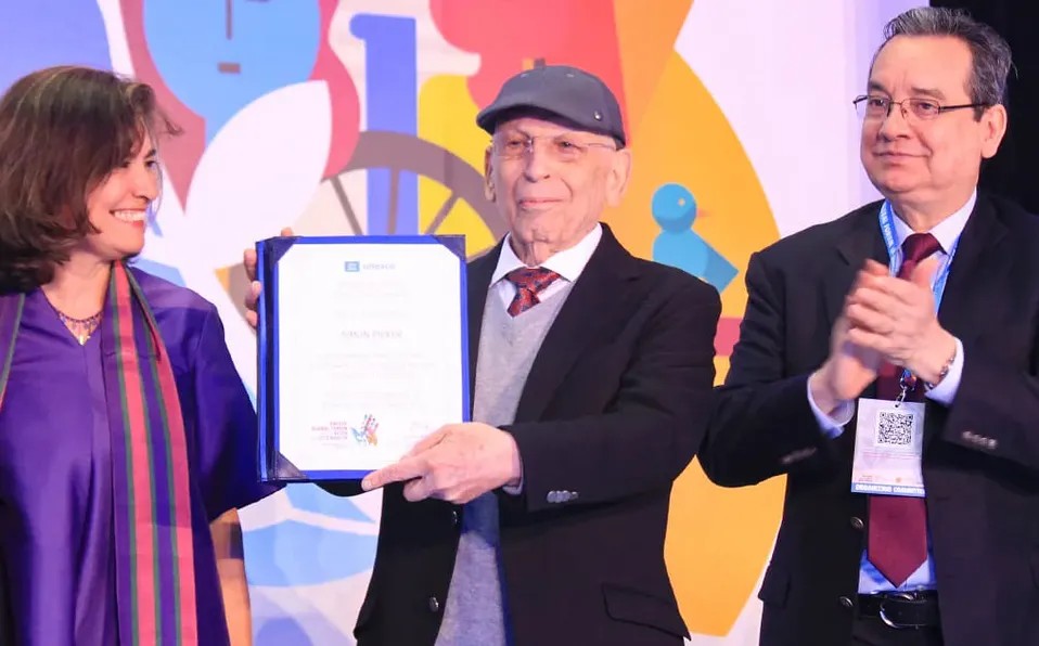 Simon Picker, de la Fundación en Movimiento, recibe medalla de la Unesco