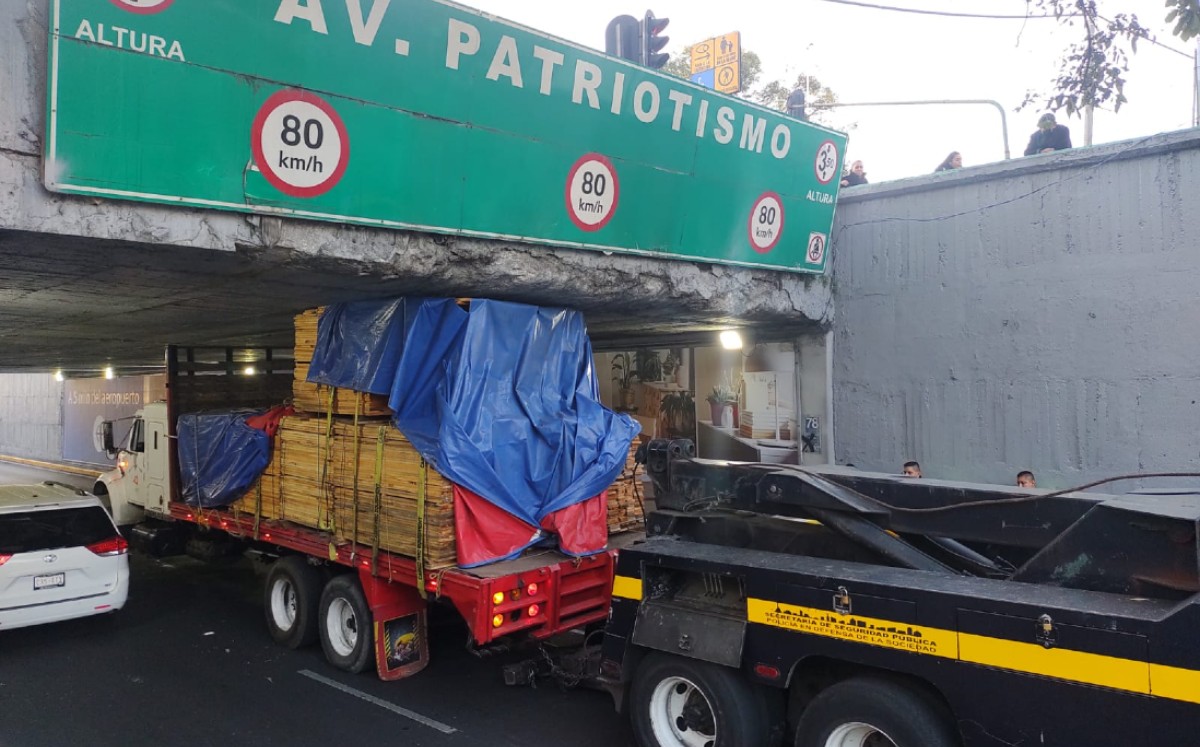 Tráiler se atora bajo puente en la Benito Juárez de la Ciudad de México