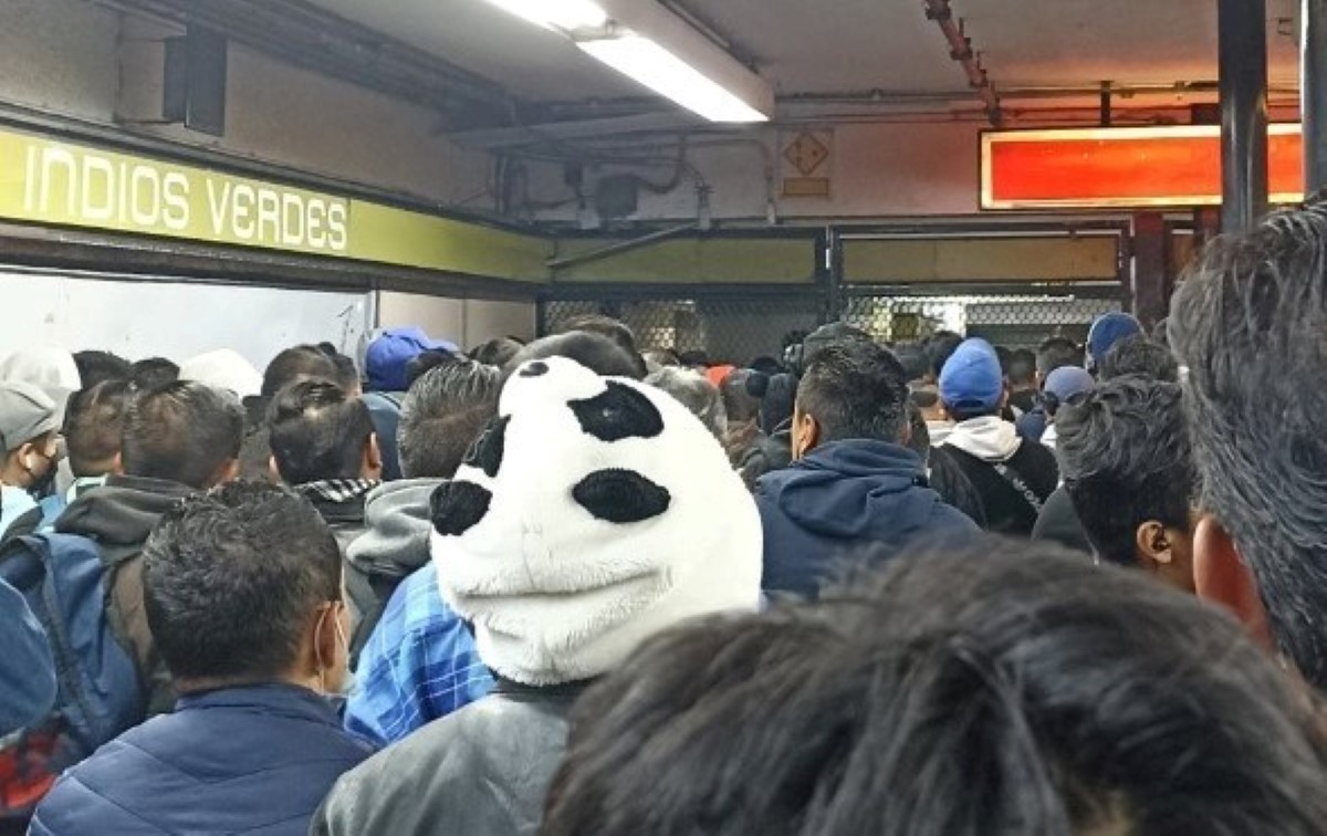 Los usuarios indicaron que tardan hasta una hora en abordar. | Twitter @AndreaG84781437