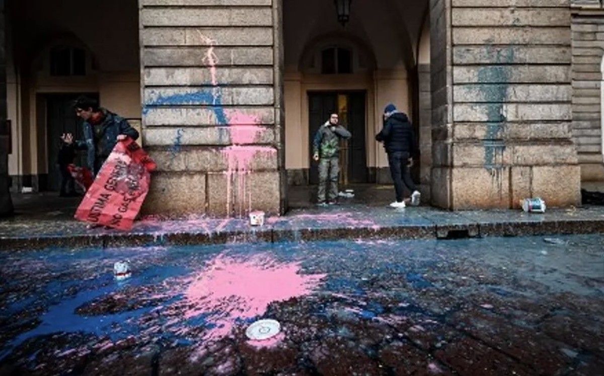 Activistas ambientales arrojan pintura a la entrada de La Scala de Milán |AFP