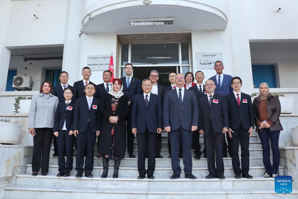 Ali Mrabet (sexto en la primera fila) posa para una foto grupal con el equipo médico chino en Túnez el 5 de diciembre de 2022. (Xinhua)