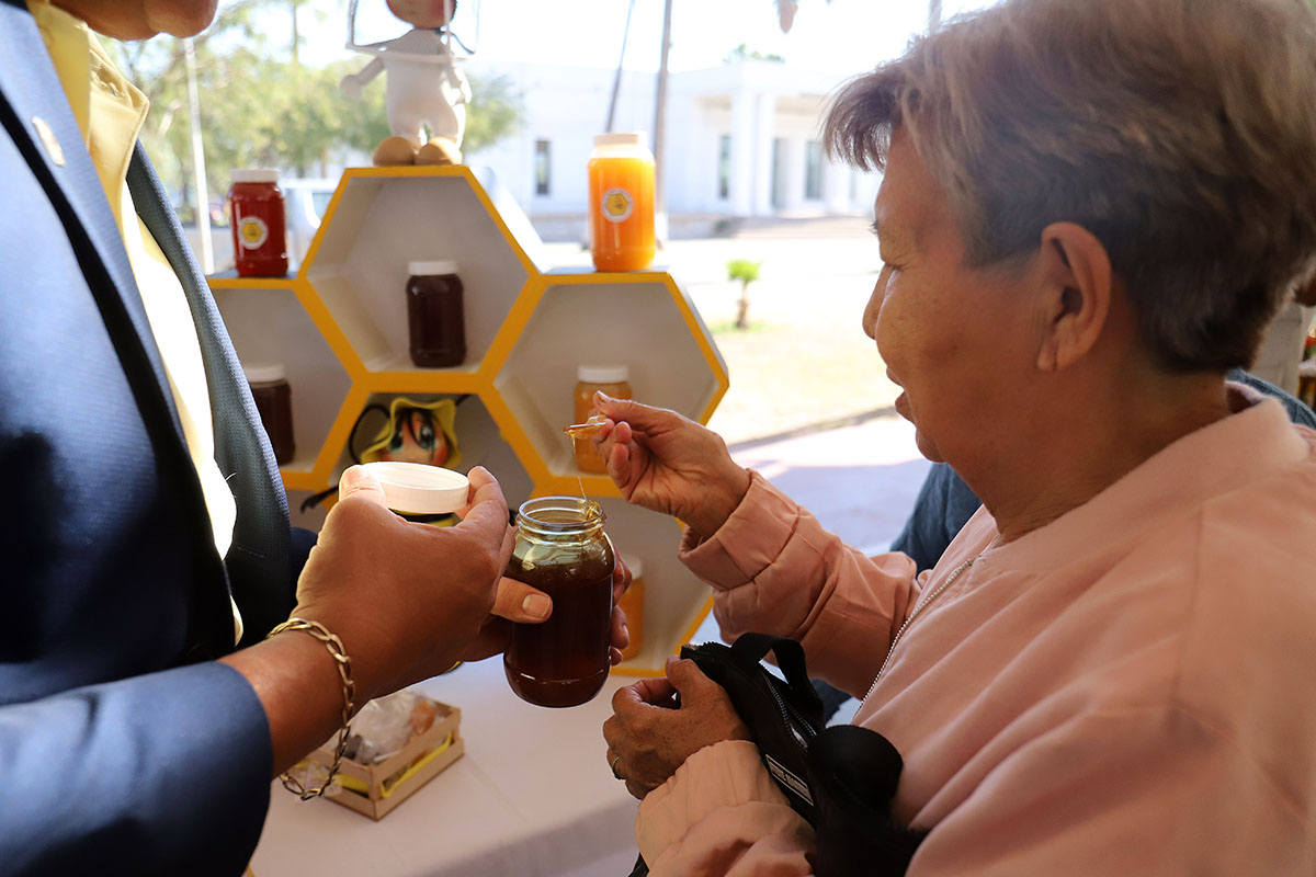 Doce apicultores estarán ofreciendo miel cien por ciento natural, pero además productos derivados del propóleo y el polen. (Rolando Riestra)