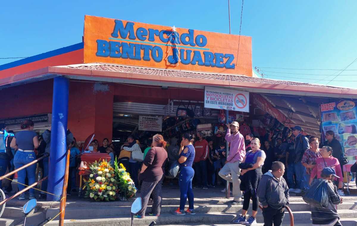 El féretro fue ubicado donde ponía su cajón para lustrar | Damián Ramírez