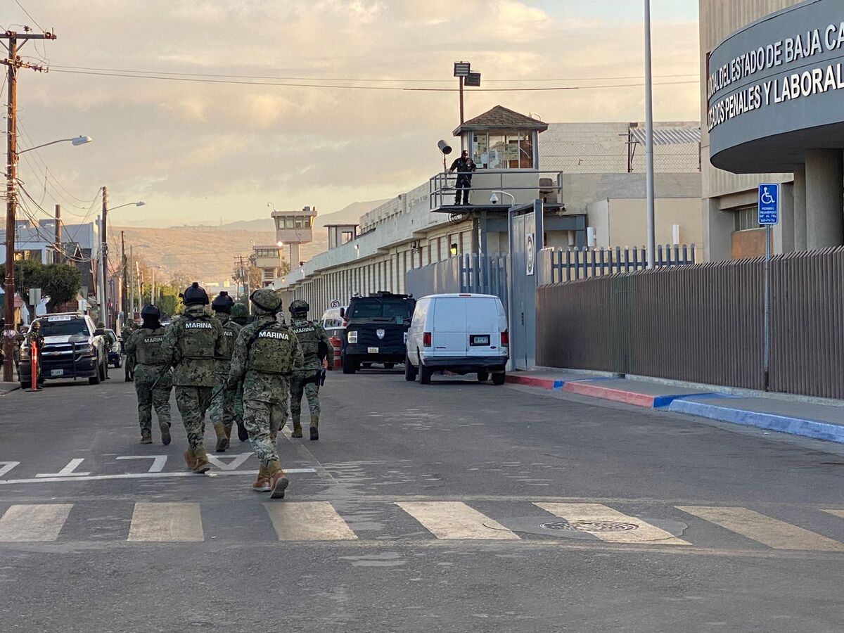 Militares, marinos y elementos de la Agencia Estatal de Investigación acordonaron la zona. | Said Betanzos