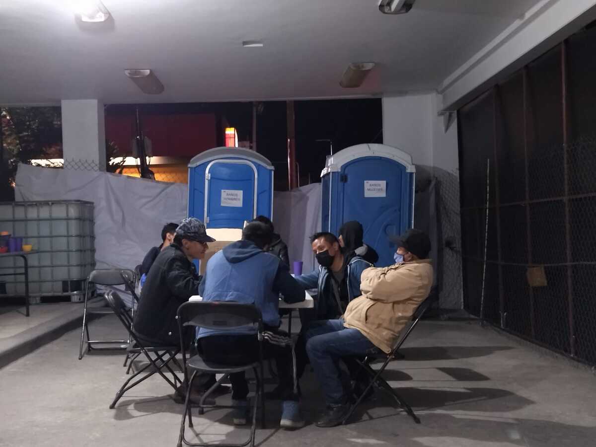 Personas en situación de calle acuden al refugio invernal. (Alejandro Reyes)