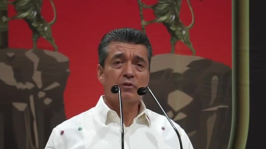 Rutilio Escandón, gobernador de Chiapas entregó equipo para el tratamiento contra el VIH