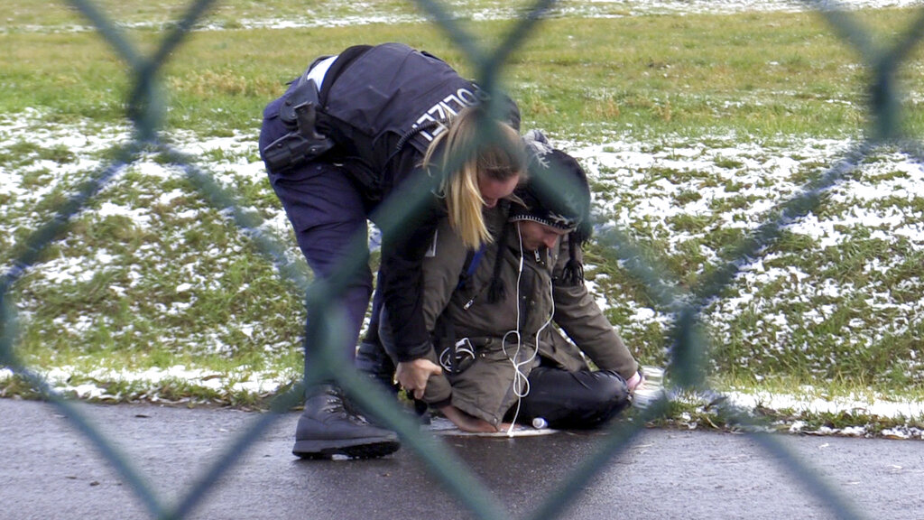 En Alemania activistas ecologistas se manifiestan en pistas de aeropuertos. (AP)