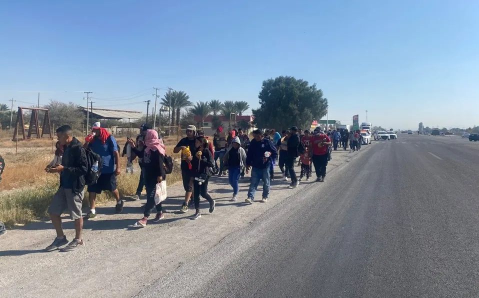 Parte caravana de 500 migrantes rescatados tras sufrir secuestro en La Laguna