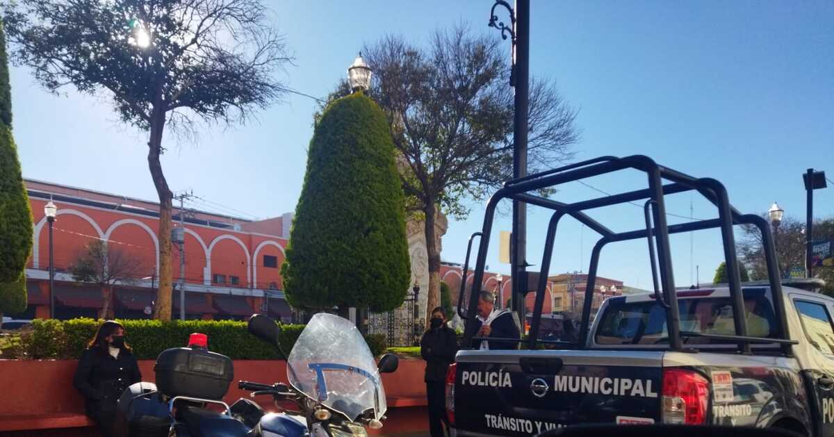Elementos de la policía municipal cercaron la plaza para evitar la instalación de cualquier comerciante (Elizabeth Hernández)