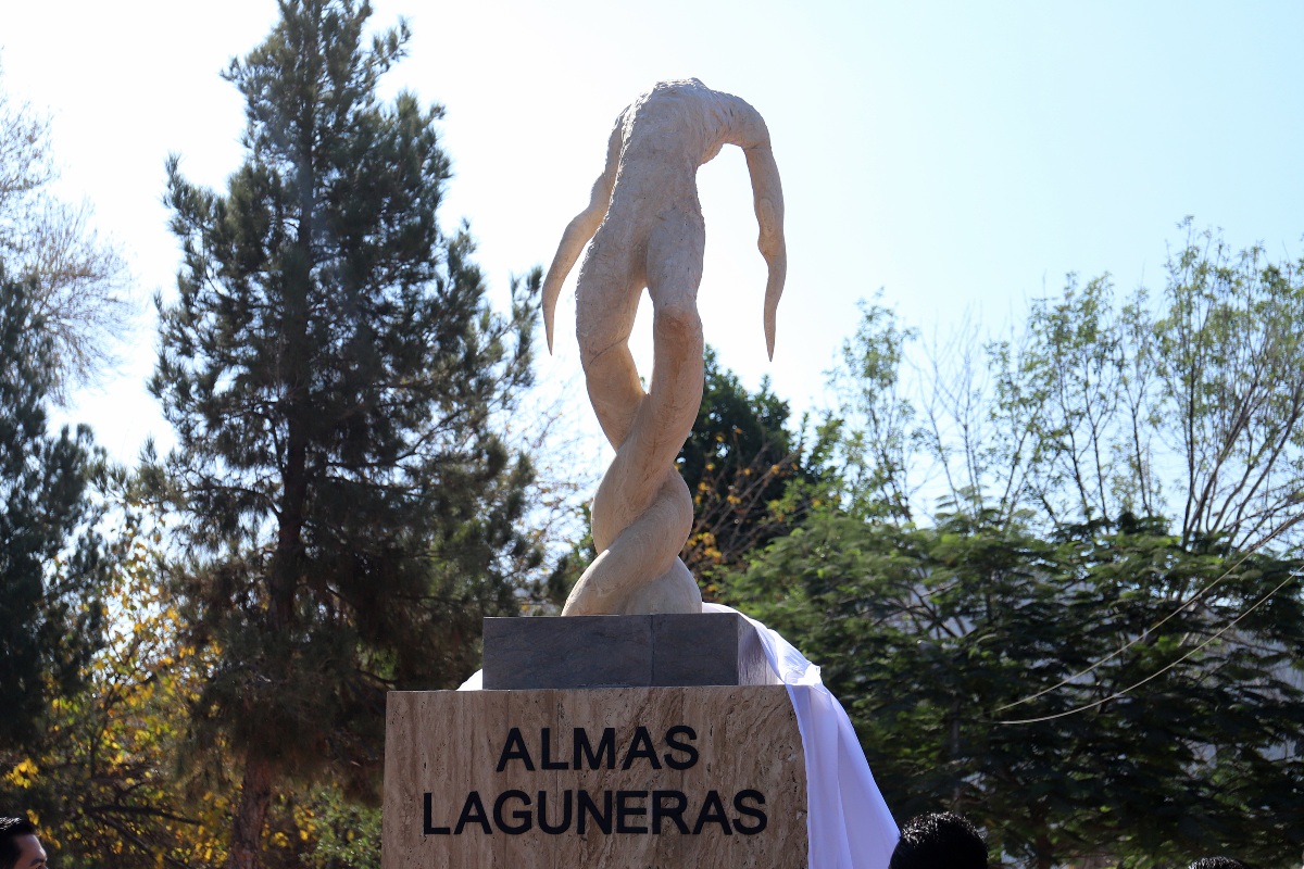 Este jueves se develó la escultura | Rolando Riestra