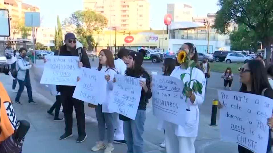 Estudiantes y motociclistas exigen justicia tras la muerte de Thais en Puebla