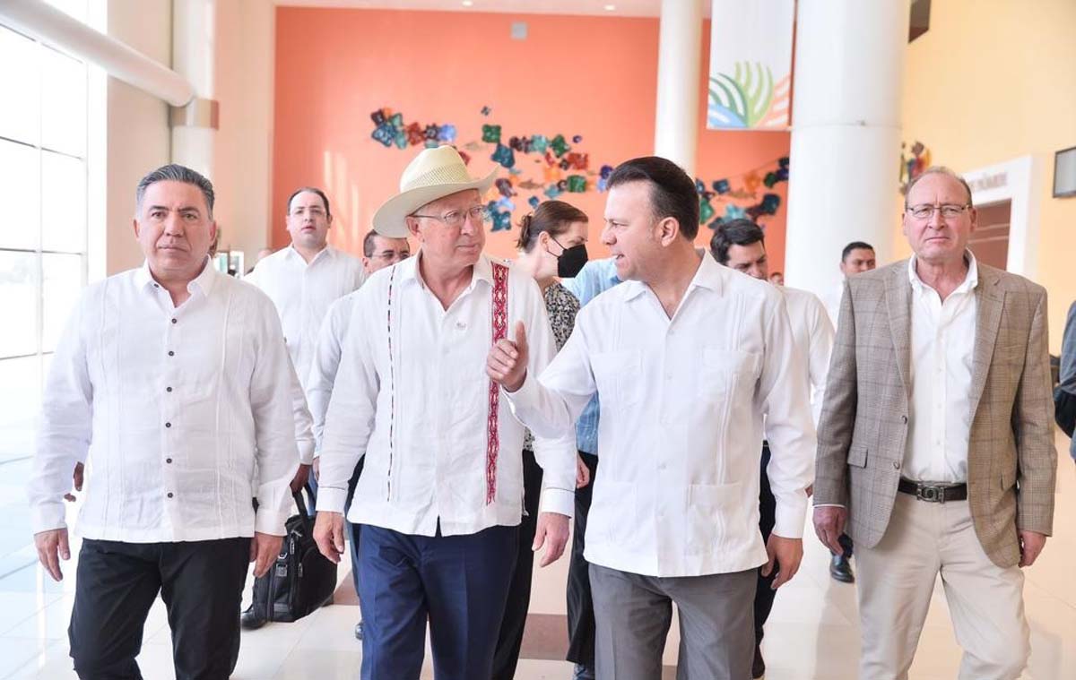 El gobernador Esteban Villegas Villarreal, se reunió con el embajador de Estados Unidos, Ken Salazar. (Especial)