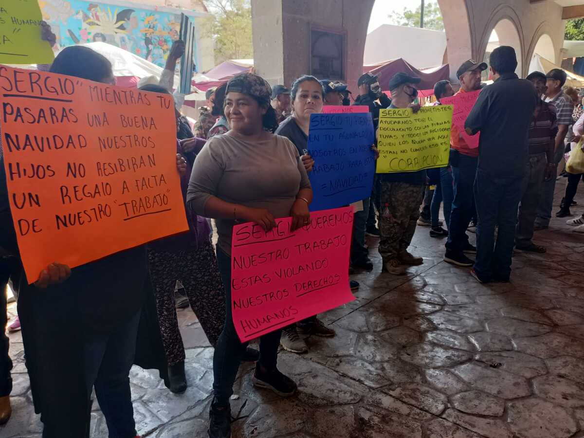 Integrantes de colectivos de personas desaparecidas de Jalisco se manifestaron a las afueras del Ayuntamiento