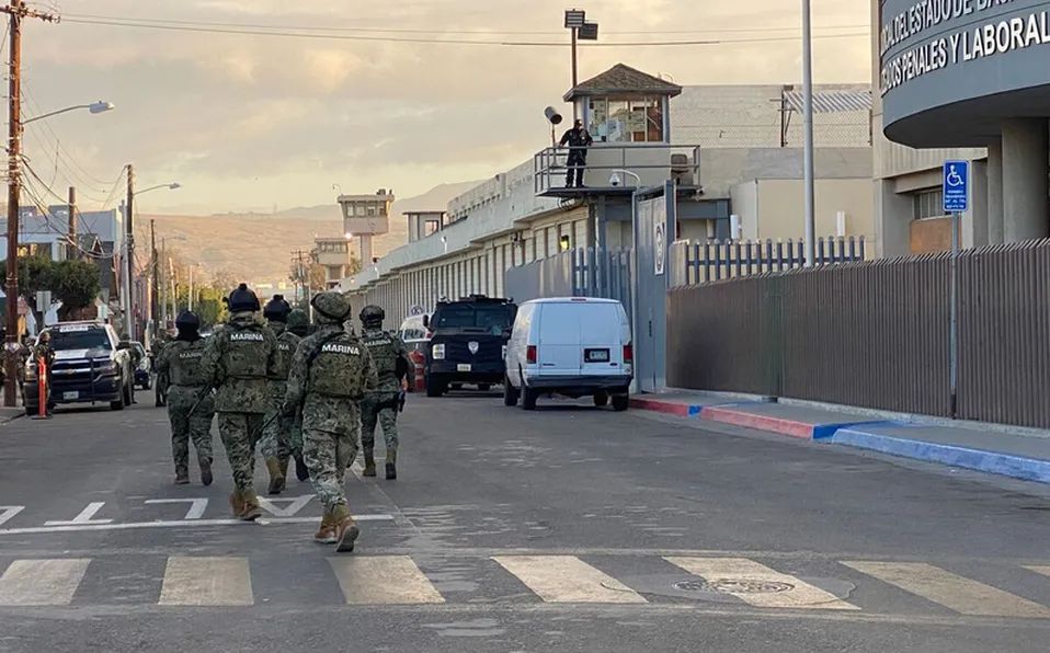 Reos se amotinan en penitenciaría de Tijuana