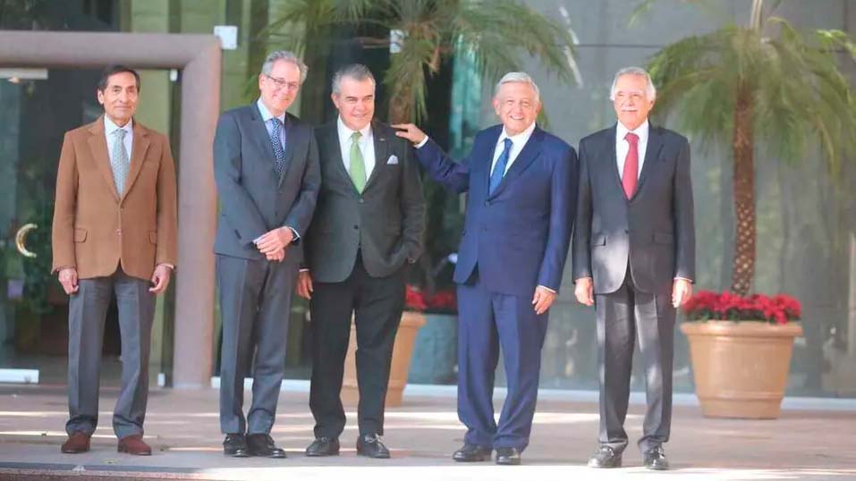 AMLO dice que en 2023 habrá más inversión y empleos tras reunión con empresarios de CMN