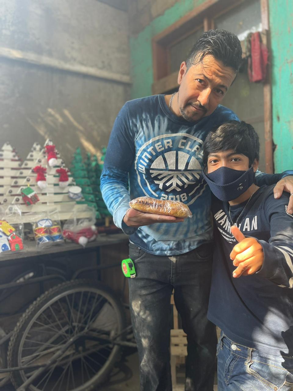 Ángel Josué González junto a su familia venden árboles navideños en Tlajomulco (Karla Victoria Rodríguez)
