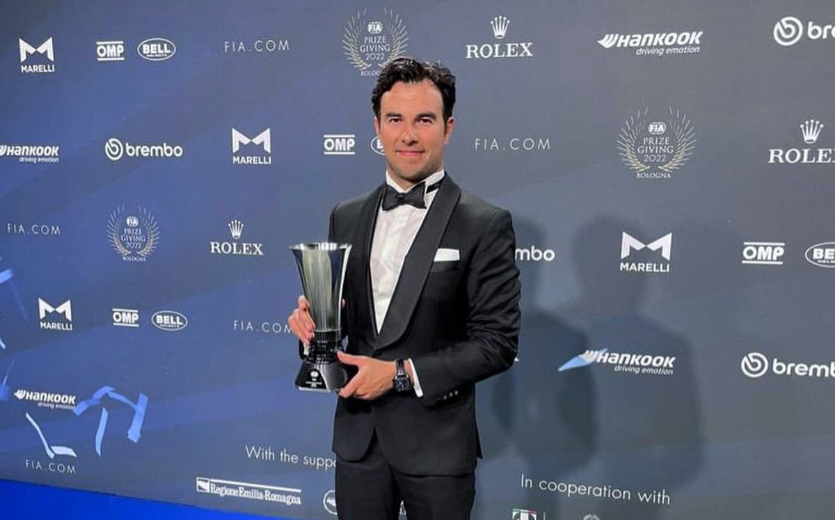 'Checo' Pérez es reconocido por su tercer lugar del campeonato de pilotos en gala de la FIA (Instagram: @schecoperez)