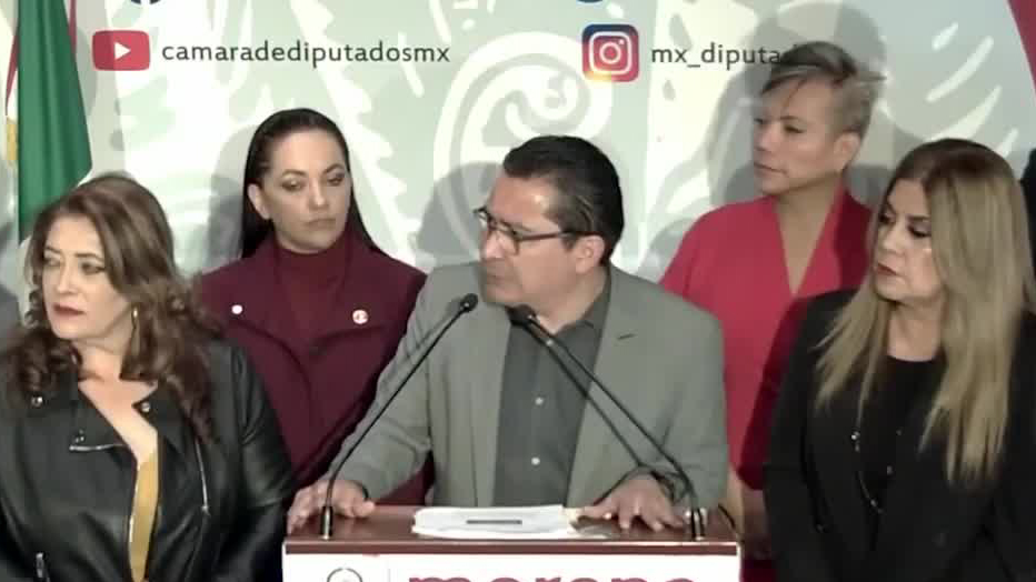 Diputado morenista hostiga a reportera durante conferencia