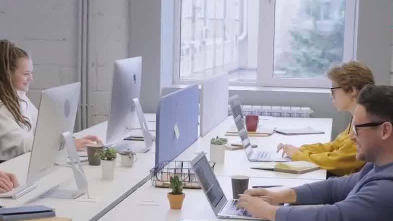 Las empresas están buscando contratar extranjeros recién egresados | Radiografía de Negocios