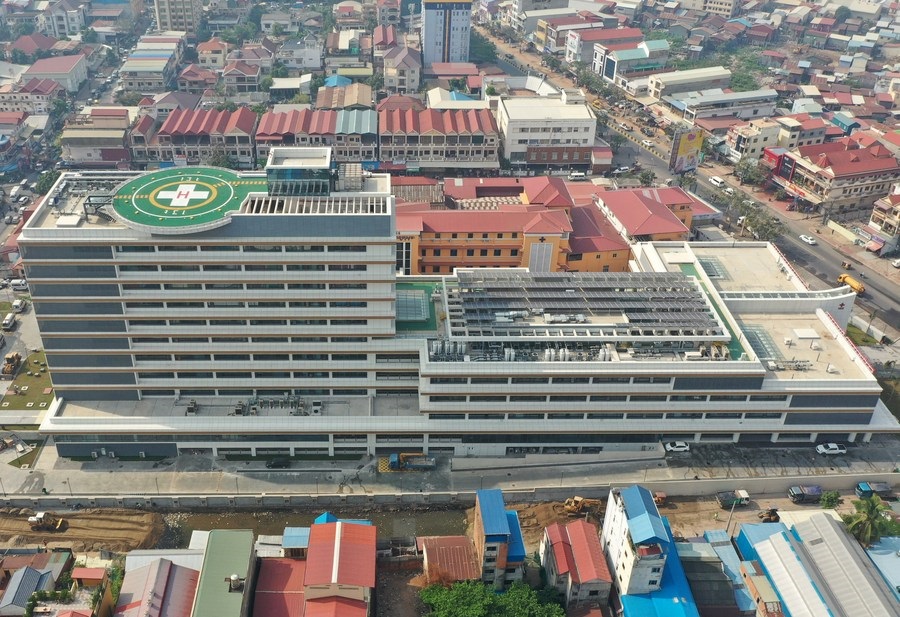 Foto del 19 de marzo de 2022 muestra el Edificio Médico de la Amistad Camboya-China en Phnom Penh, Camboya. (Foto de Ly Lay/Xinhua)