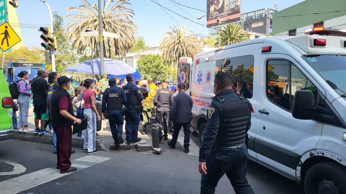 La mujer lesionada fue trasladada a bordo de una ambulancia con rumbo al hospital militar / Ramón Ramírez