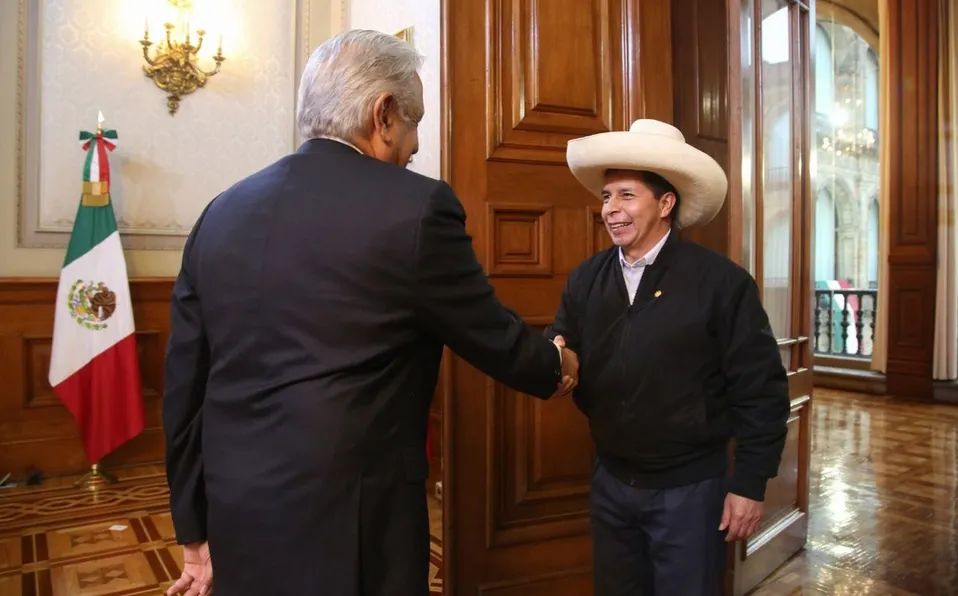 Ante “persecución política”, Castillo pide asilo a AMLO