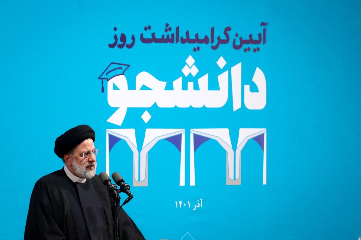 El presidente iraní, Ebrahim Raisi, habla durante una ceremonia en la Universidad de Teherán. (Reuters)